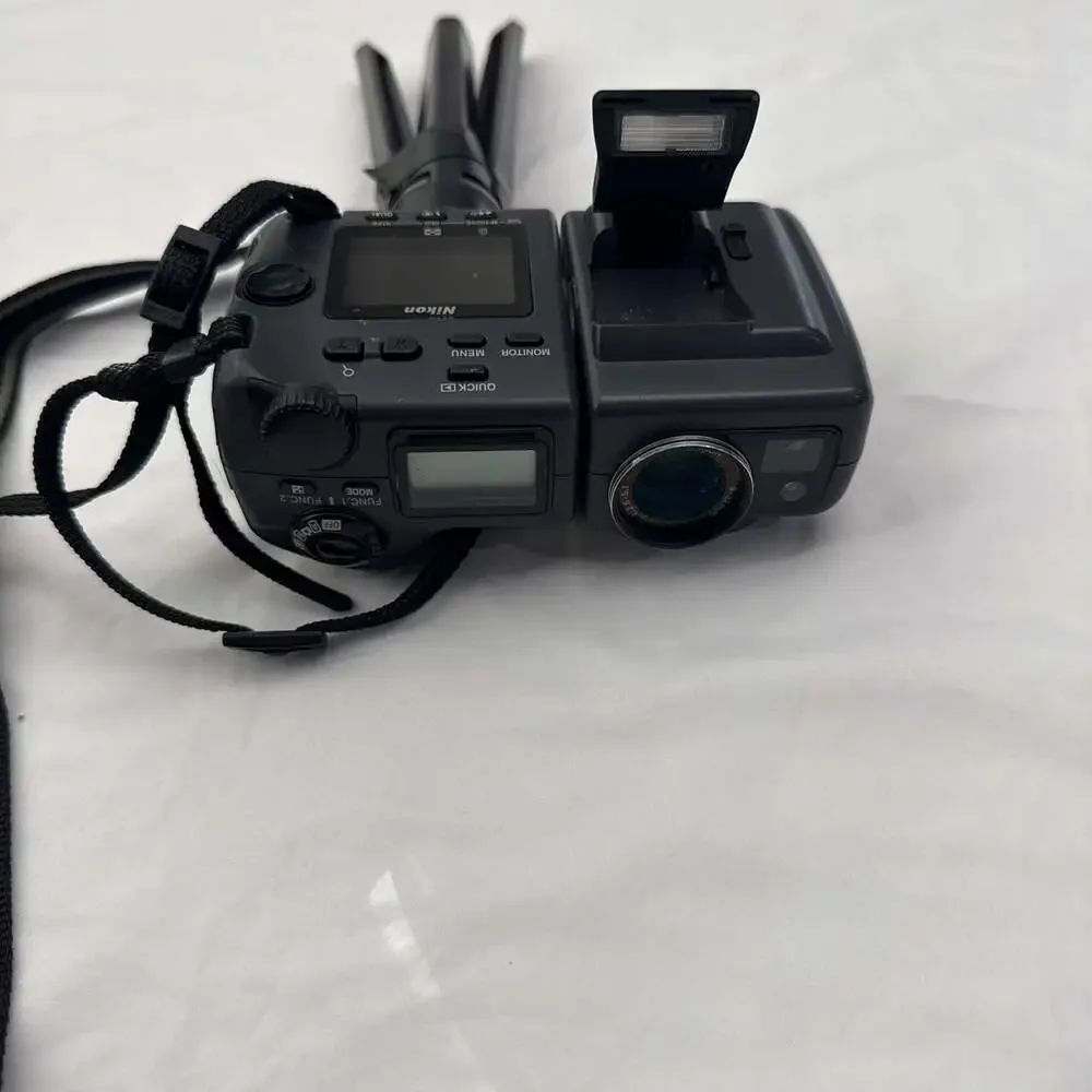 Nikon Coolpix 995 Vintage Digital Camera - ,